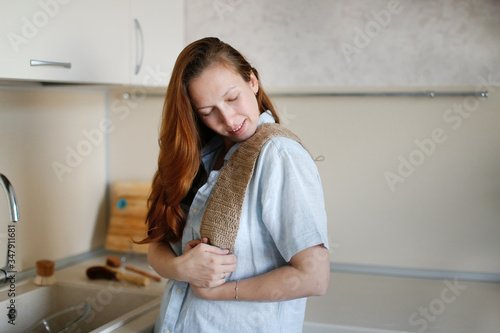  woman with natural soap and jute washing dishes