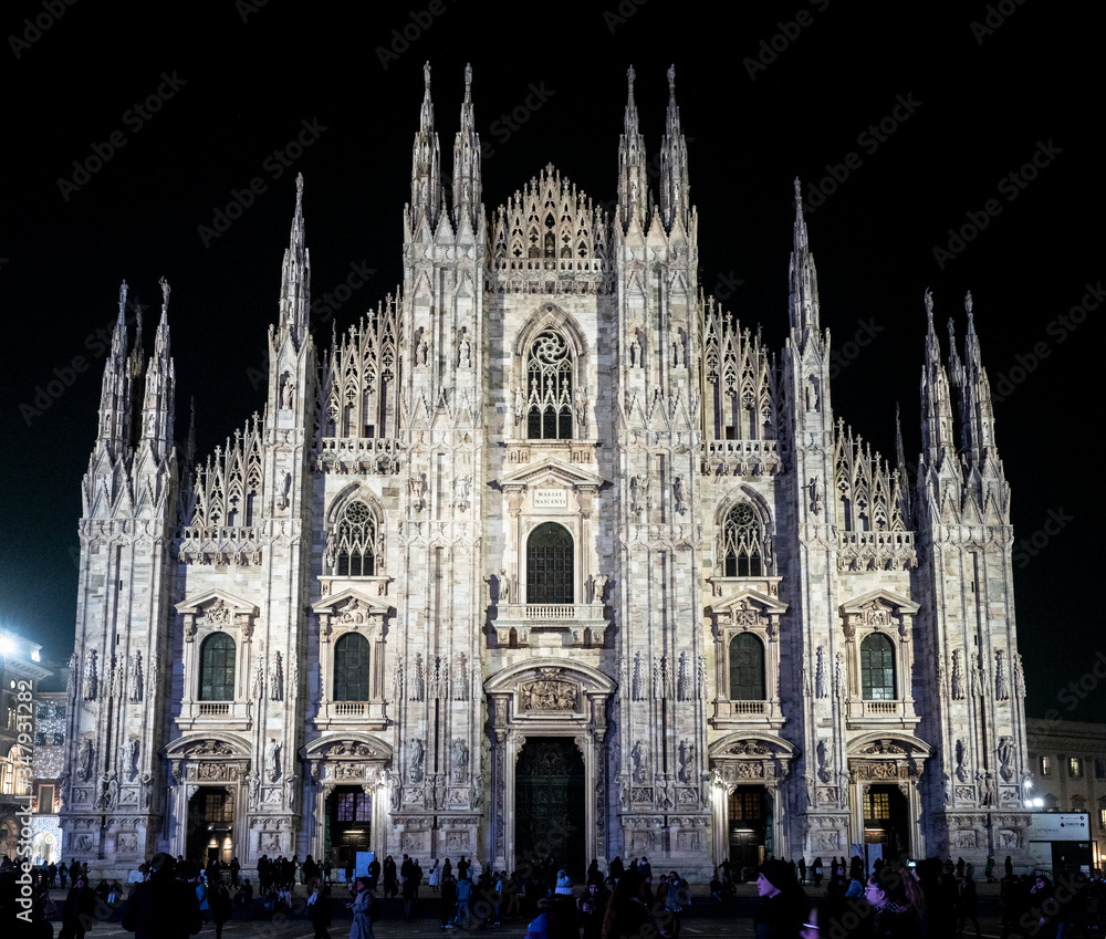 Fachada principal de la catedral de Milan de noche