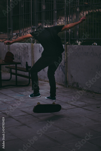 skater haciendo un truco con su tabla photo
