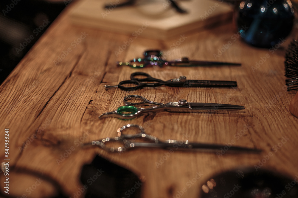 Obraz premium Nożyczki fryzjerskie, stanowisko barbera.