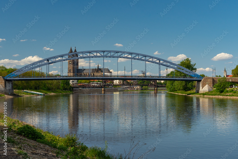 Fototapeta premium Magdeburger Dom und Elbe mit Blick auf Sternbrücke