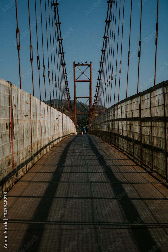 Naklejka premium PUENTE COLGANTE ESTILO GOLDEN GATE EN CHILE