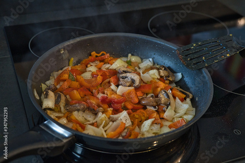 Frische Gem  sepfanne mit Paprika und Zwiebel  vegetarisch  vegan  Produktbild  low carb