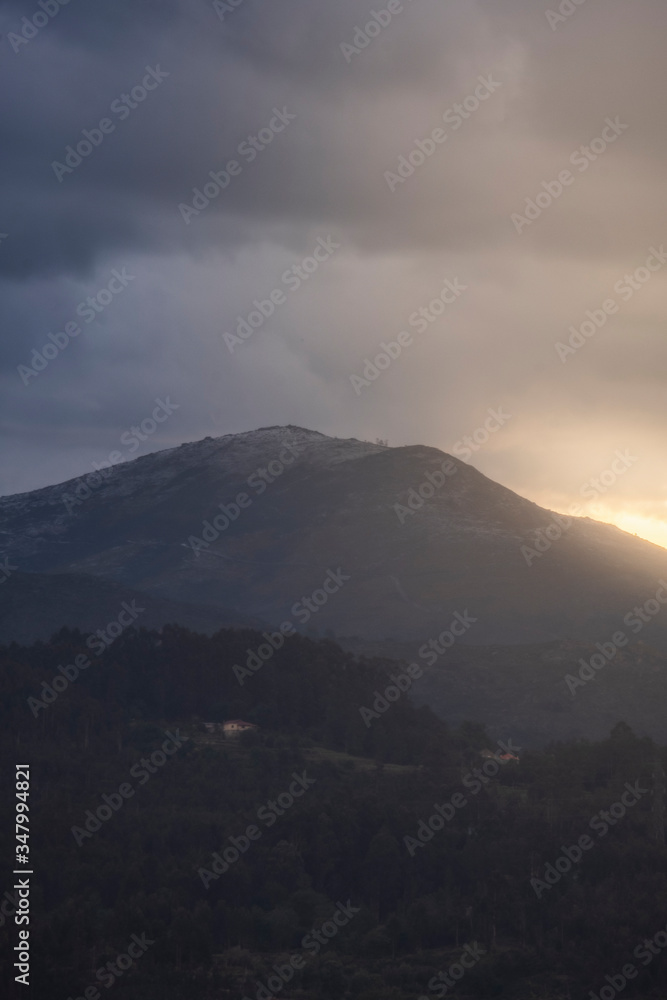 bonita montanha ao pôr do sol em dia de tempestade
