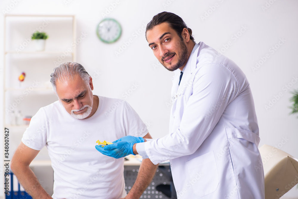 Obraz premium Patient suffering from diabetes visiting doctor