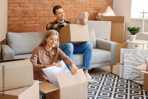 Young couple unpacking thin...