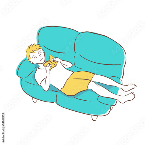 ソファに横になって本を読む男性
