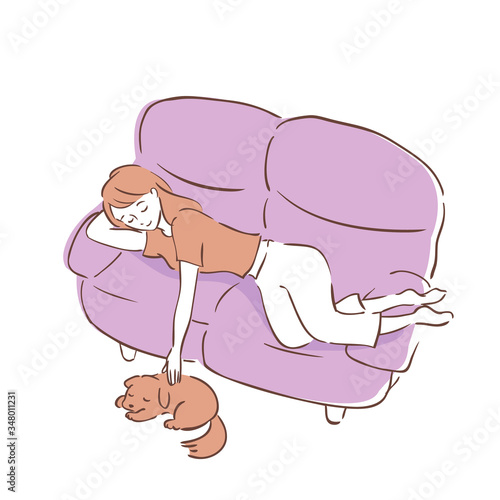 ソファに横になって犬をなでる女性