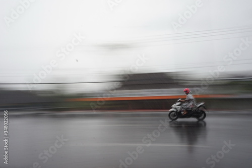 a motorcycle driver in the rain © denm4syr