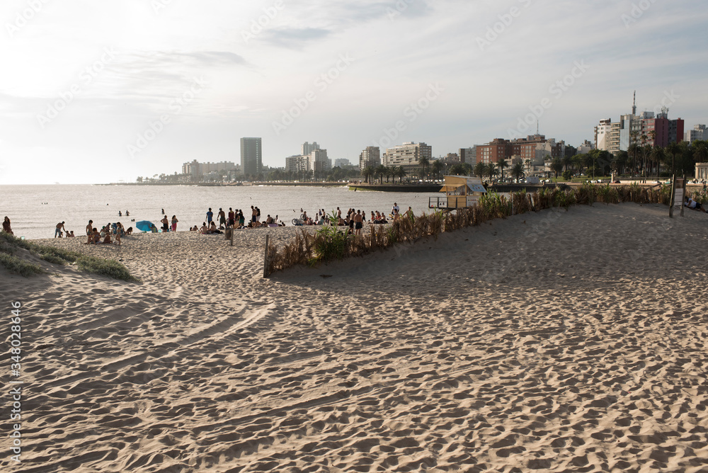 Obraz premium Sandy beach along the bank of the Rio de la Plata, a summer evening, Montevideo