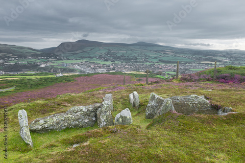 Foto Ancient burial chamber of Mull Circle on Mull Hill, Isle of Man (3500 BC)