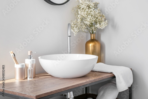 Tableau sur toile Interior of bathroom with fresh flowers