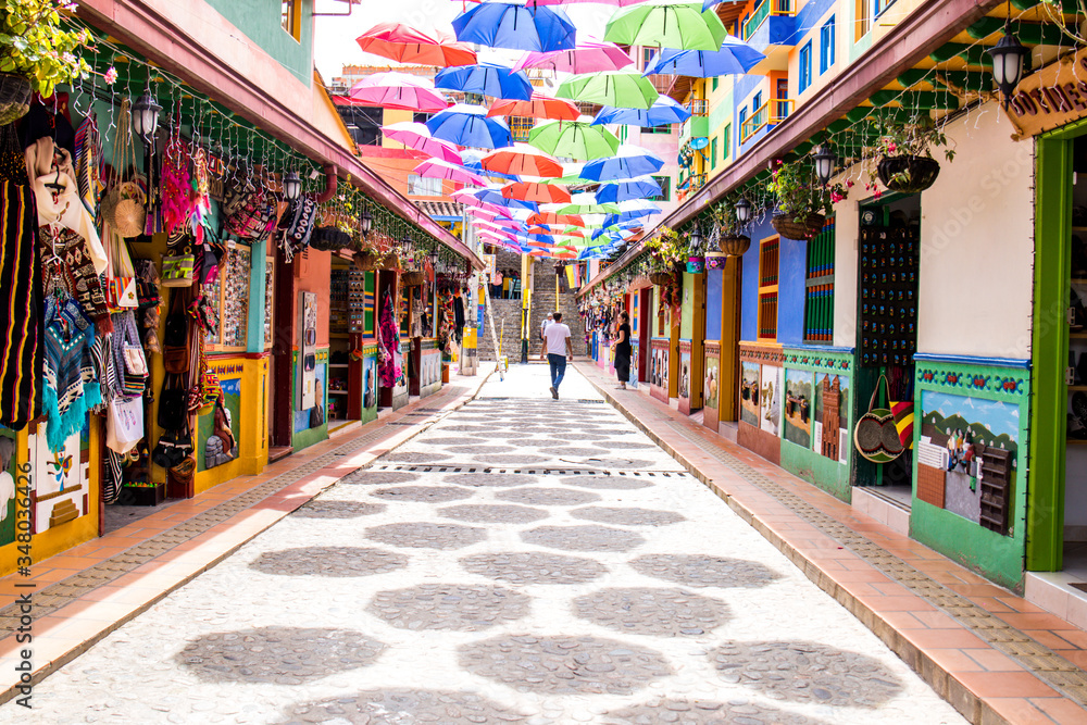 Colorida calle de pueblo colombiano (Guatapé) - obrazy, fototapety, plakaty 