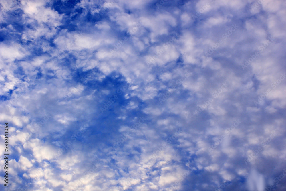 Naklejka premium a photo of a cloud in the bright blue sky in the morning, looking very beautiful and charming.