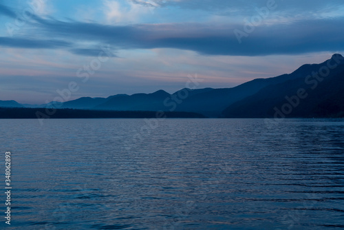 早朝の湖 © Tokiya  Shun
