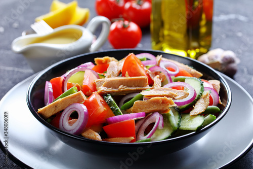 Easy tuna and green bean salad with dressing