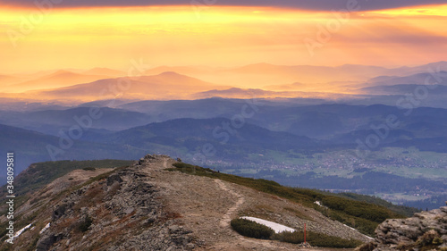 Fototapeta Naklejka Na Ścianę i Meble -  Babia Góra o poranku