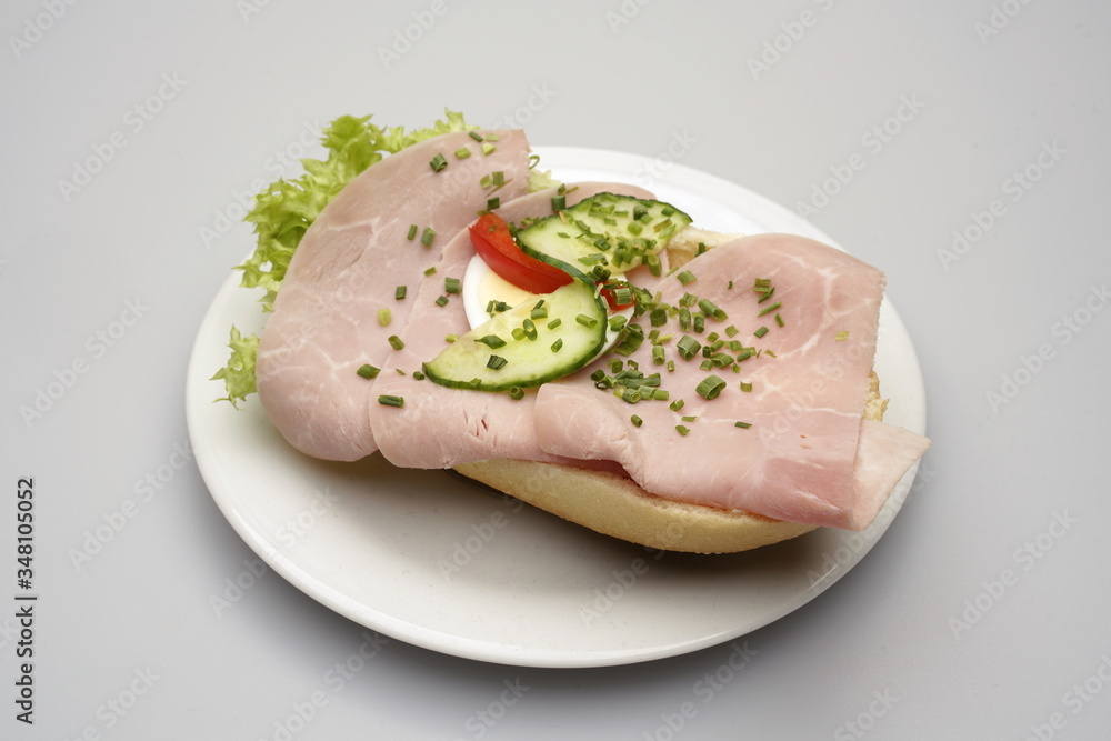 Ein Halbes Belegtes Brötchen mit Schinken Ein Halbes Belegtes Brötchen mit Schinken