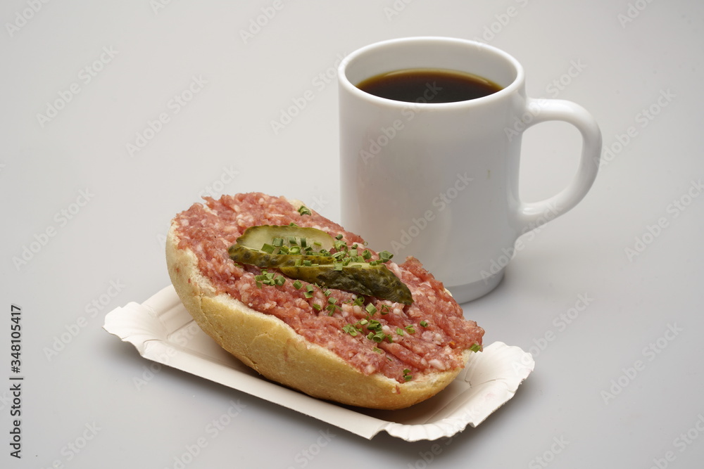 Ein Halbes Belegtes Brötchen mit Hackepeter, Tasse Kaffee