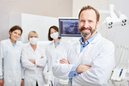 Zahnarzt mit Team zur Ausbildung in der Zahnklinik photo