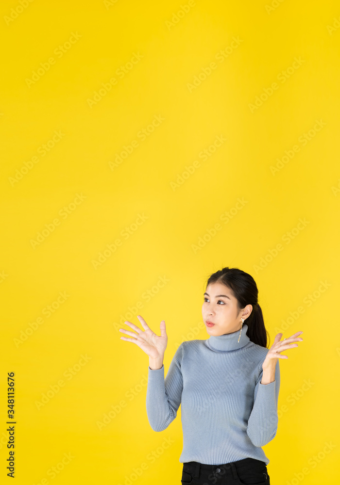 Photo of Advertising concept Asian women look good, positive thinking Are showing gestures. Happy, Surprise and success with yellow background and copy space. Photo of Advertising concept Asian women look good, positive thinking Are showing gestures. Happy, Surprise and success with yellow background and copy space.