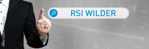 RSI Wilder. Mann zeigt mit Finger auf Suchfeld im Internet. Blaues Wort steht in der Suche. Konzept für Business, Finanzen, Statistik