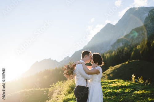 Brautpaar in den Bergen in Österreich 