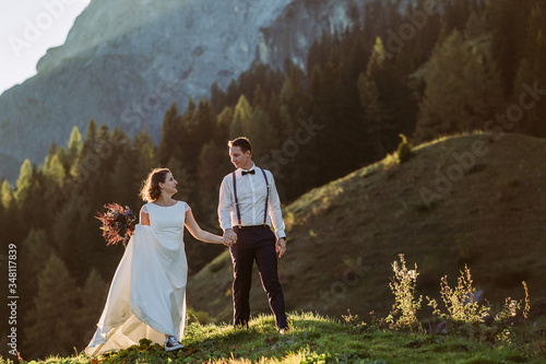 Brautpaar in den Bergen in Österreich
