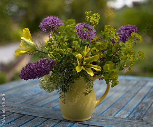 Frühsommerlicher Blumenstrauß in der gelben Vase