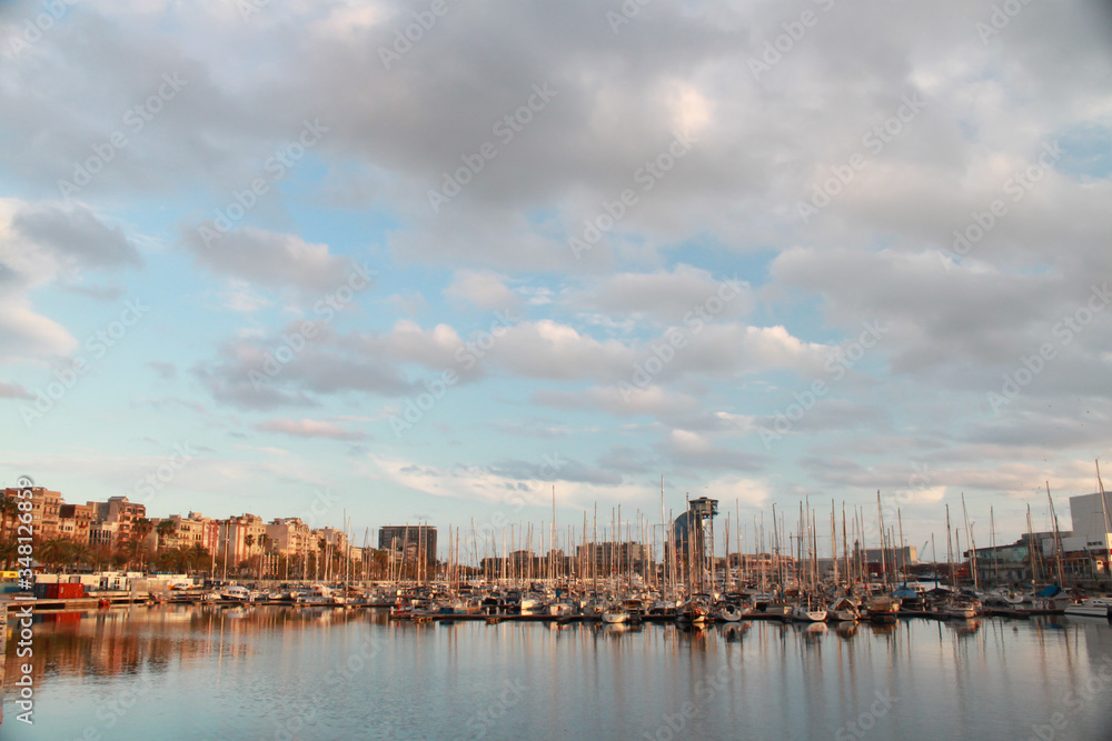 Puerto de Barcelona con barcos al atardecer
