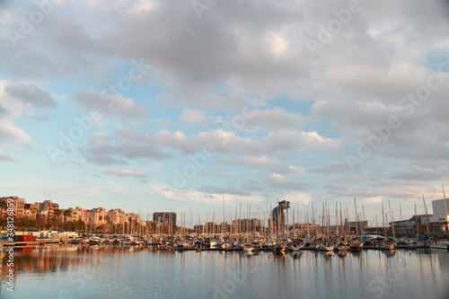Puerto de Barcelona con barcos al atardecer