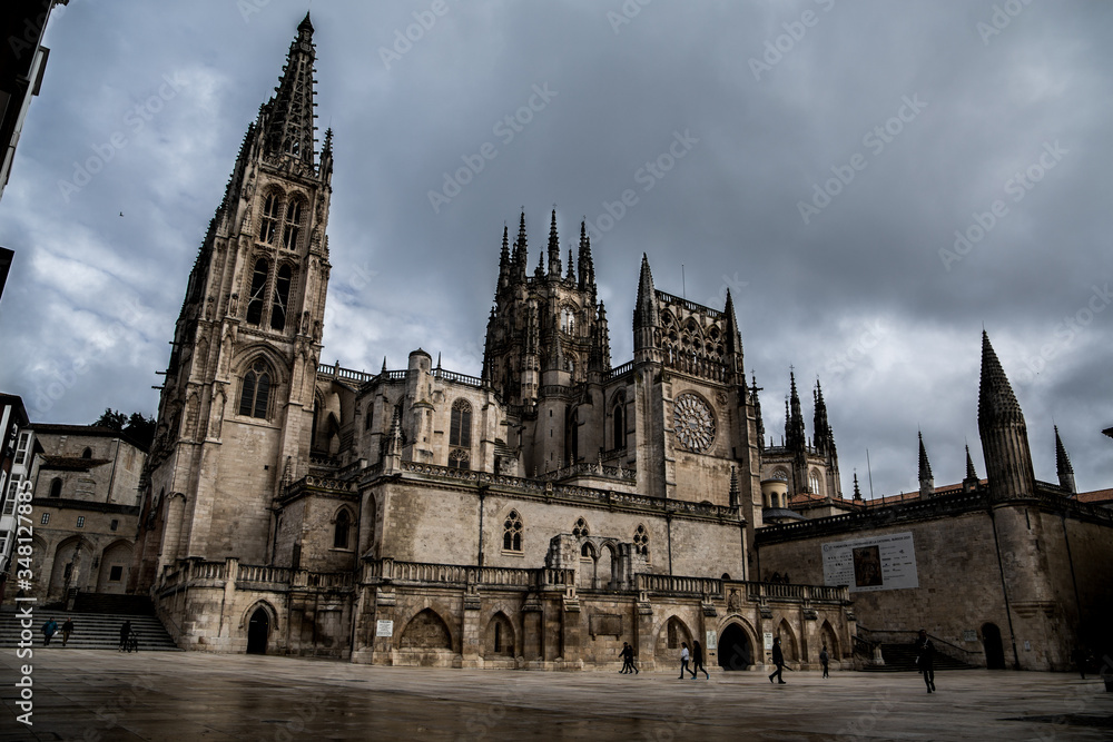 La catedral de Burgos desde su base en una mañana nublada.