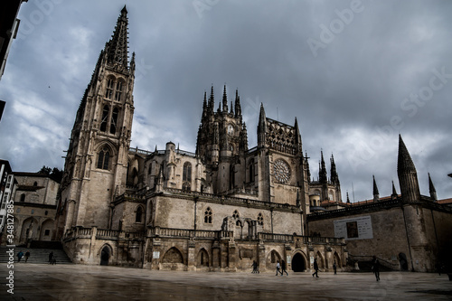La catedral de Burgos desde su base en una mañana nublada.