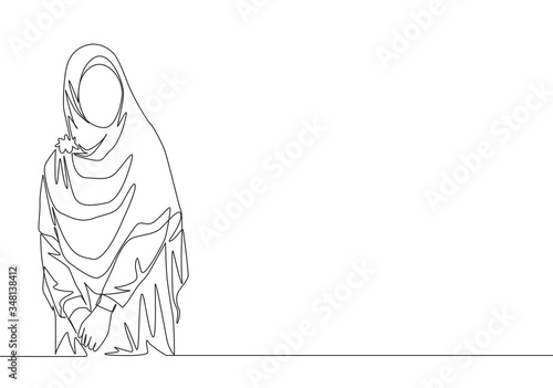 Single continuous line drawing of young happy beautiful muslimah wearing traditional arab clothing. Beauty Asian woman model in trendy hijab fashion concept one line draw design vector illustration