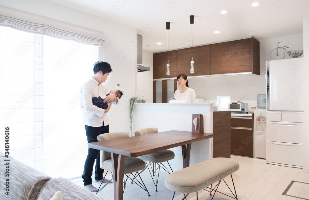 赤ちゃんがいる若い家族 赤ちゃんがいる若い家族