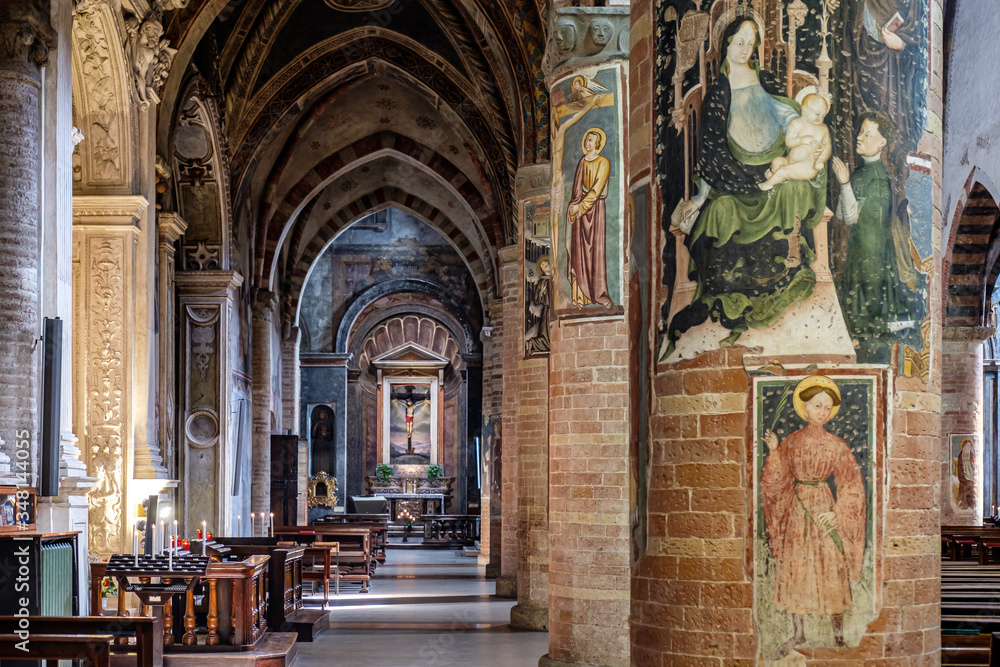 Lodi, interno chiesa San Francesco