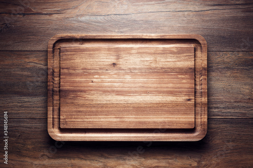 Papier peint Empty vintage wooden cutting board on wooden table