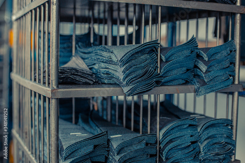 Przemysł odzieżowy, produkcja spodni jeansowych, farbowanie, szycie, pranie, krojenie.