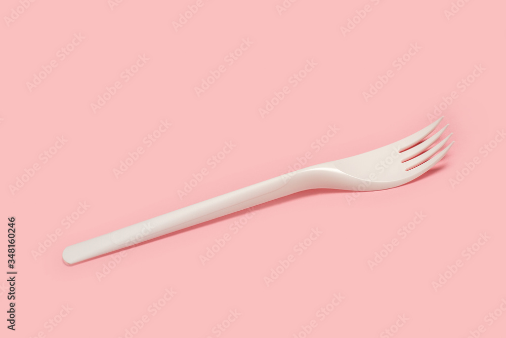 Tenedor de plástico blanco desechable sobre fondo rosa liso y aislado. Vista superior y de cerca. Copy space Tenedor de plástico blanco desechable sobre fondo rosa liso y aislado. Vista superior y de cerca. Copy space
