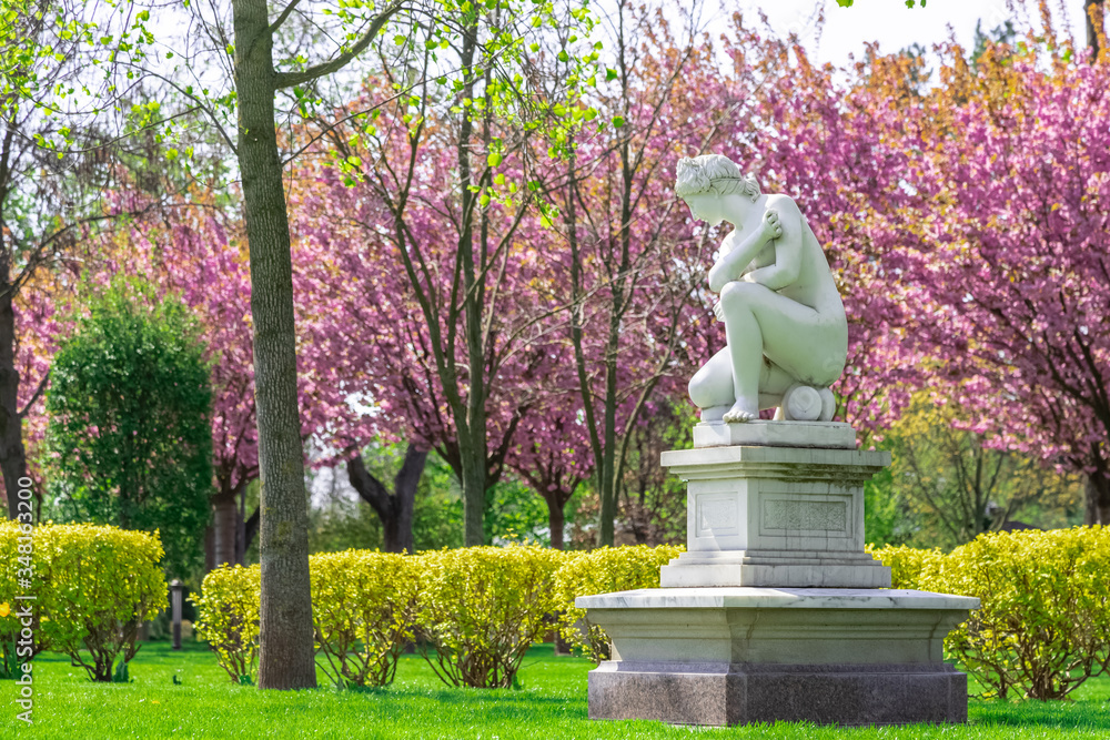 Obraz premium Marbel statue woman in the park.