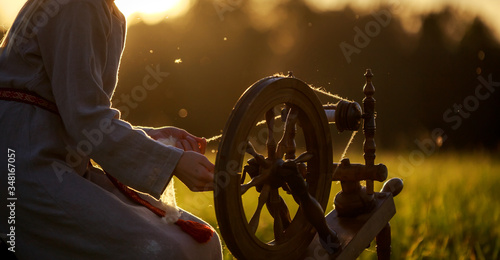 Slika na platnu Seamstress is at work on an old loom