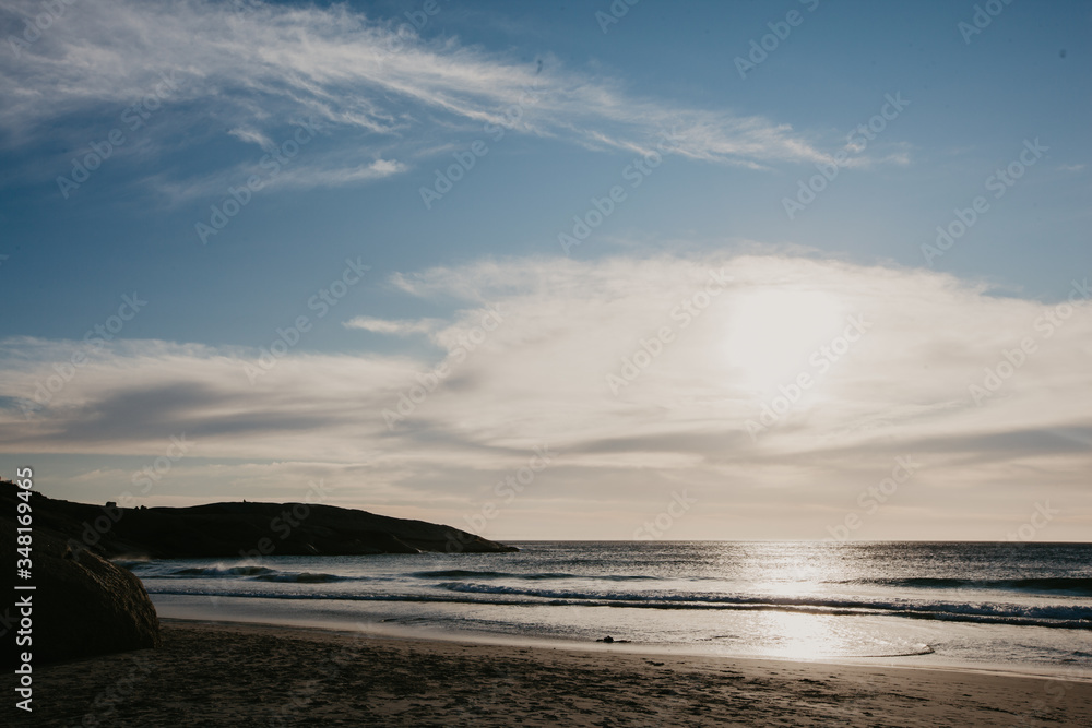 Obraz premium Calm oceans from the Pristine and untouched Llandudno beach in Cape town at sunset.