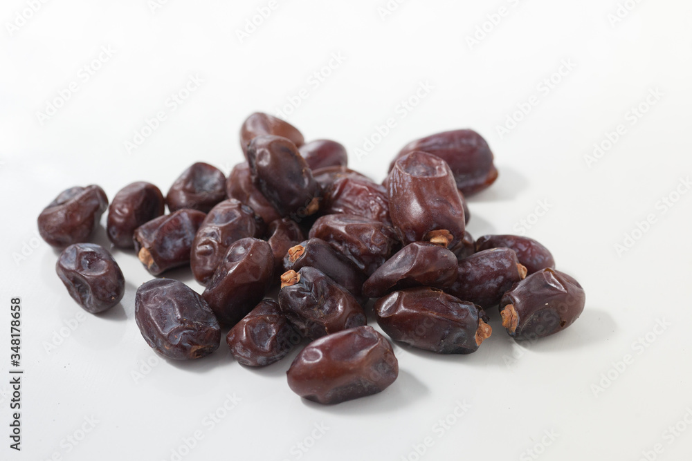 Obraz premium Dried dates fruits on white background, tasted sweet and chewy