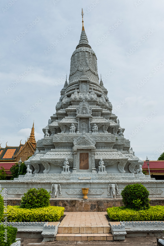Fototapeta premium Stupa in The Gardens of The Royal Palace of Cambodia in Phnom Penh