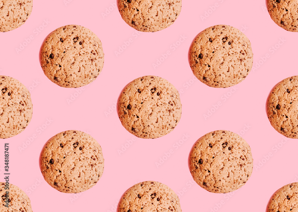 Oatmeal cookies with chocolate chips Seamless pattern with oat biscuits on pink background Oatmeal cookies with chocolate chips Seamless pattern with oat biscuits on pink background