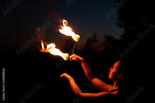 Obraz na plátně girl at night turns a fire show