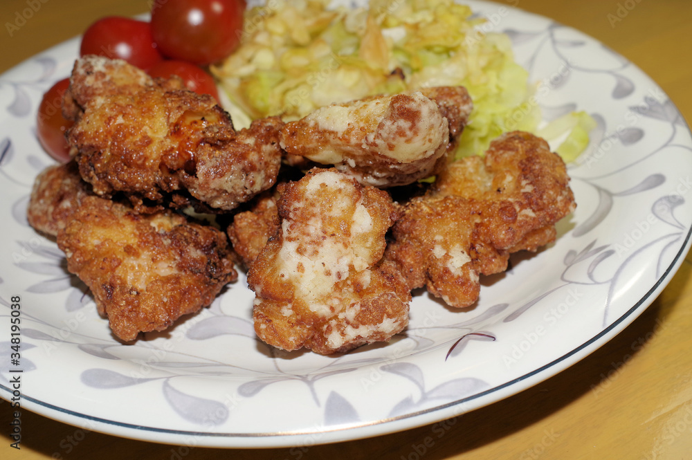竜田揚げ、蒸しキャベツとプチトマトを添えて