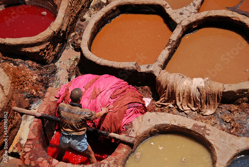 Foto Man Tanning Leather in Fes, Morocco