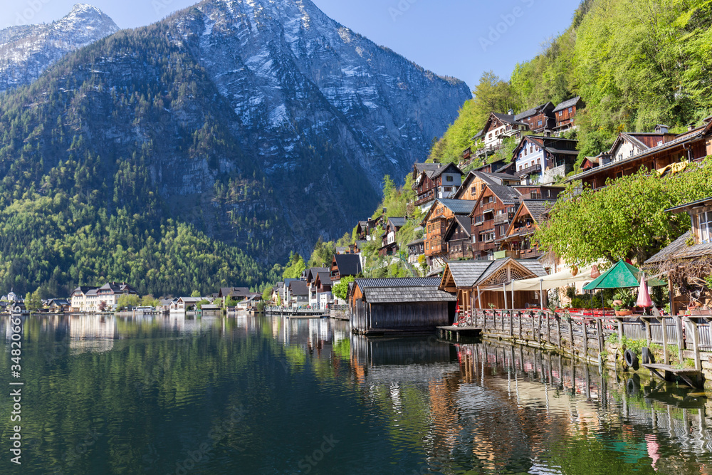 Fototapeta premium Famous Hallstatt mountain village and alpine lake landscape panorama, Austrian Alps, Austria. Landmark with traditional wooden houses. 