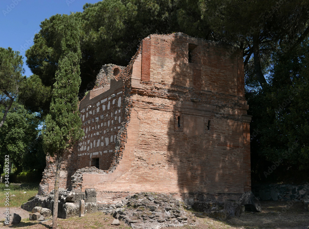 rudere antico sulla via appia antica di Roma
